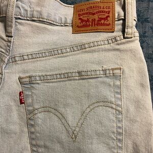Levi’s button fly sz 32 light wash women’s jeans